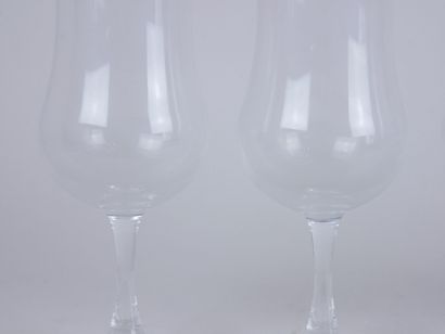 null Attributed to SAINT LOUIS. 

Suite of 12 large red wine glasses in plain crystal....