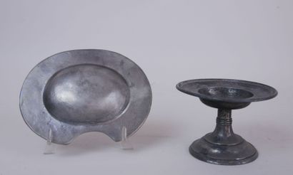 null Lot in pewter including : 

8 glasses on pedestal, carries an illegible monogram....