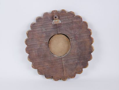 null Miroir circulaire à parcloses en bois sculpté et doré à décor d'écailles.

Époque...