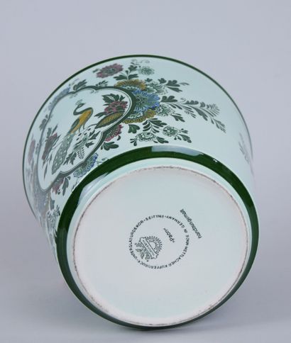 null VILLEROY & BOCH Mettlach

Cache-pot en porcelaine modèle « paon » à décor polychrome...