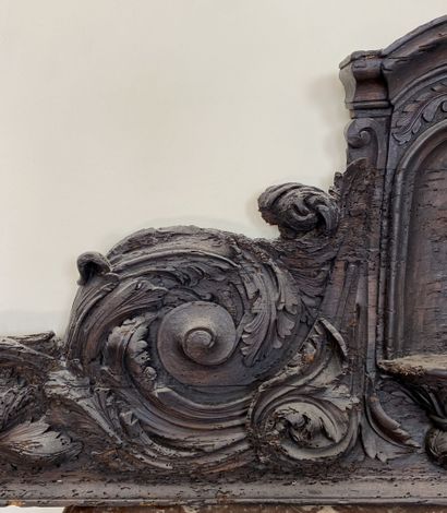 null Carved and stained wood door top.

Eighteenth century period.

(Important wormed...