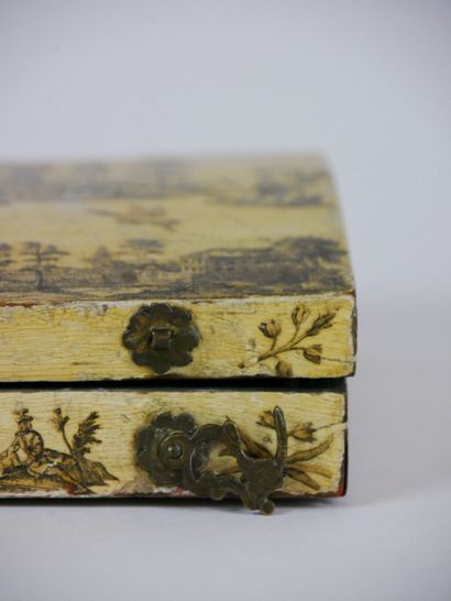 null Wooden box with curved lid decorated in arte povera.

Period XVIIIth century.

(Interior...