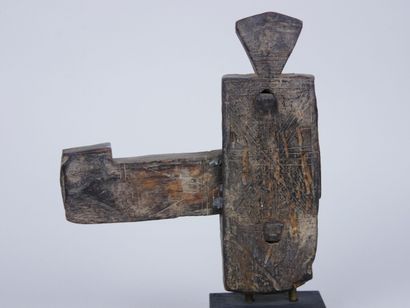 null DOGON (Mali) 

Petite serrure de grenier avec clef. Bois à patine brune, petites...