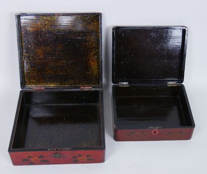 null JAPON

Lot de deux boîtes rectangulaires en bois laqué rouge à décor de fleurs....