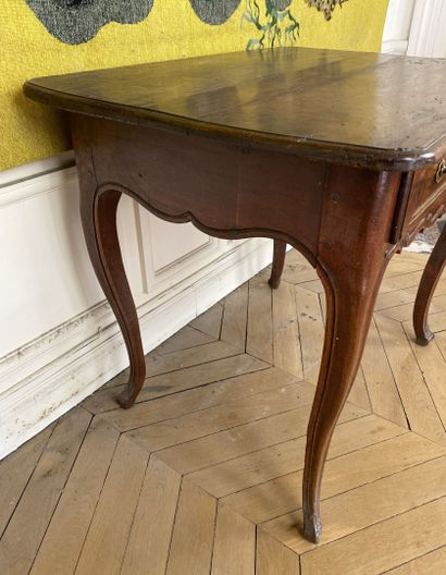 null Rectangular writing table in molded walnut, opening with a drawer in the belt....