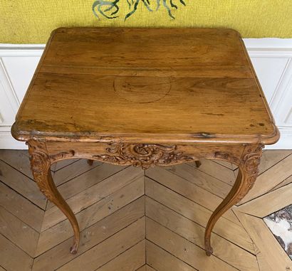 null 
Small rectangular table in molded and carved walnut decorated with a shell...