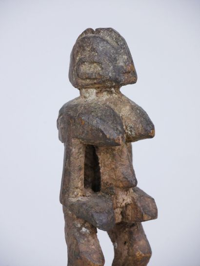 null TURKA (Burkina Faso) 

Statuette portant un enfant dans son dos. Patine brune,...