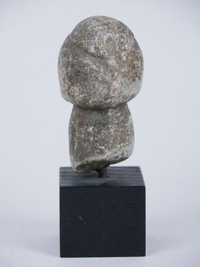 null KISSI (Guinée)

Petite tête en pierre. Cou décoré de motifs géométriques. 

Hauteur :...