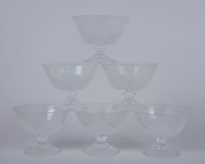 null Lot of glassware including : 

6 molded crystal ice cups with petals decoration....