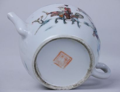 null CHINA 

Lot in porcelain with polychrome decoration of characters in gardens...