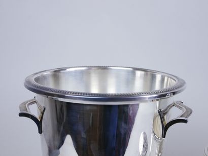  Lot in silver plated metal, including : 
a Champagne bucket (h: 22 cm - diameter:...