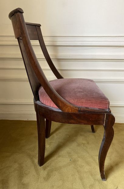 null Suite of 4 mahogany and mahogany veneer chairs of gondola form resting on slightly...