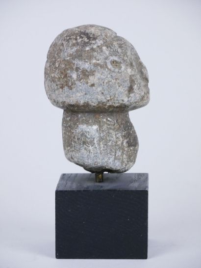 null KISSI (Guinée)

Petite tête en pierre. Cou décoré de motifs géométriques. 

Hauteur :...