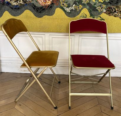 null Suite de 10 chaises pliantes en métal doré garnies de velours mordoré ou rouge....