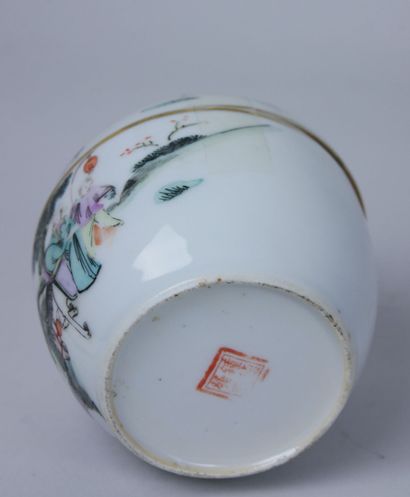 null CHINA 

Lot in porcelain with polychrome decoration of characters in gardens...