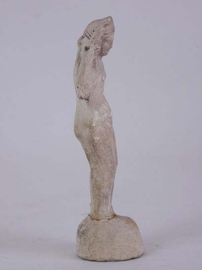 null Statuette in white clay from the Allier region representing a Venus anadyomene....