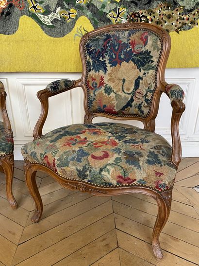 null Pair of cabriolet armchairs in molded and carved beech.

Louis XV period.

(Reinforcing...