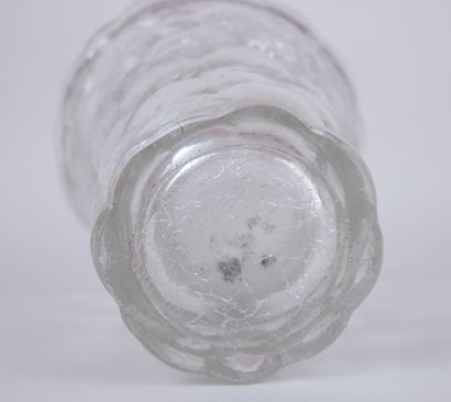 null Pierre D'AVESN (1901 - 1990) Made in France 

Vase en verre craquelé de forme...
