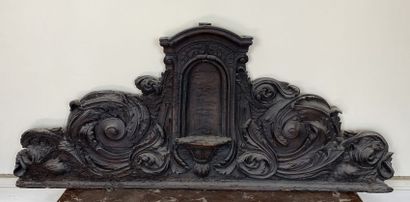 null Carved and stained wood door top.

Eighteenth century period.

(Important wormed...