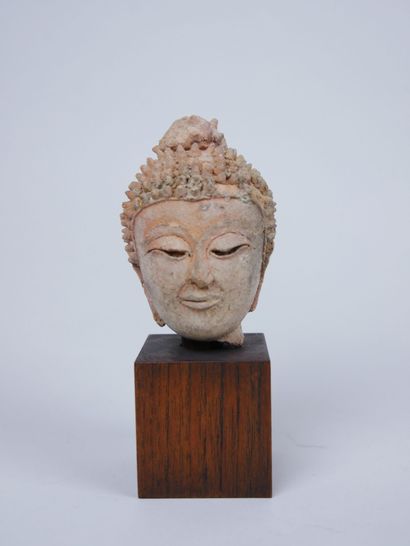 null ASIE 

Lot comprenant : 

- Une tête de bouddha en bronze à patine verte

-...