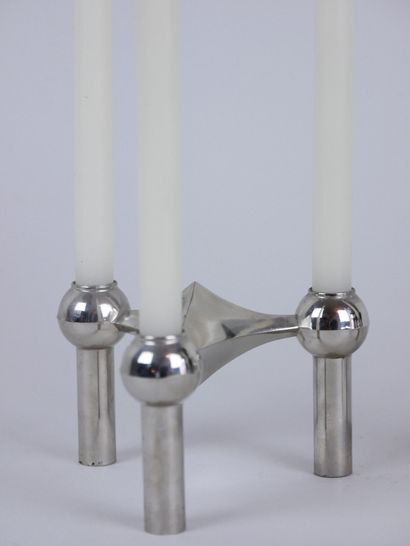 null Werner STOFF for Hans NAGEL 

Pair of triangular candlesticks in nickel-plated...