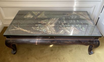 null CHINA : 

Rectangular coffee table, the top in Coromandel lacquer.

20th century...