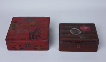 null JAPON

Lot de deux boîtes rectangulaires en bois laqué rouge à décor de fleurs....