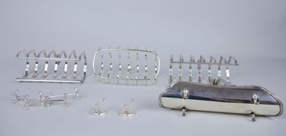 null Lot in silver plated metal, including : 

a pair of toast holders.

a toast...