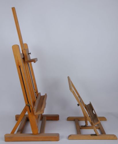 null Two display easels in natural wood resting on a base with double struts. 

Dimensions:...