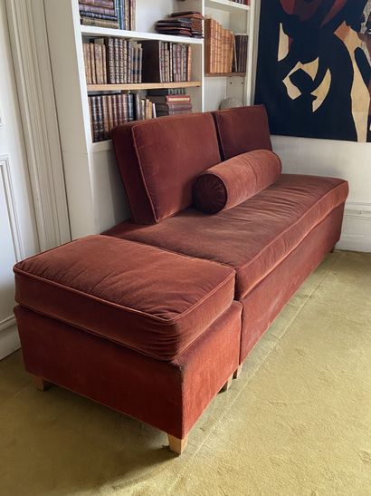 null Bed and its footrest resting on small wooden feet. Brown velvet upholstery....