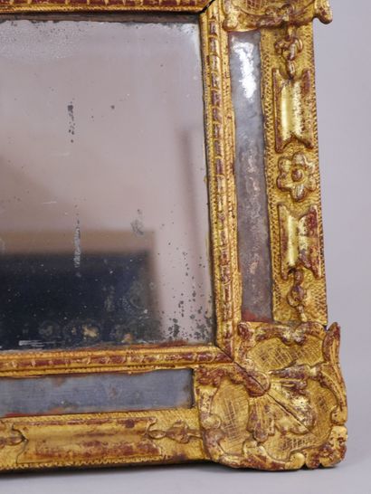 null Glace à parecloses en bois sculpté et doré.

Époque XVIIIe siècle.

83 x 44...