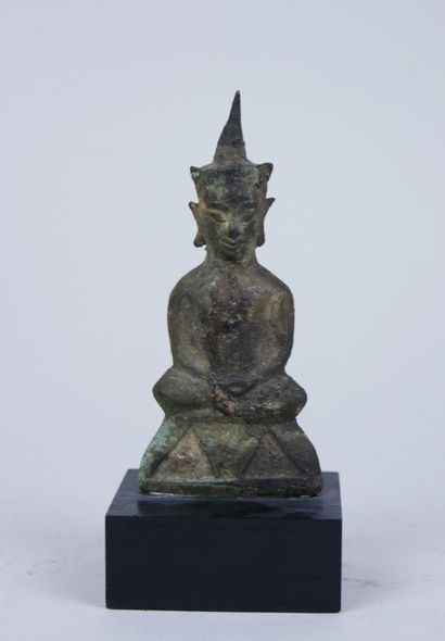 null ASIE 

Lot comprenant : 

- Un bodhisattva en bronze à patine verte nuancée

-...