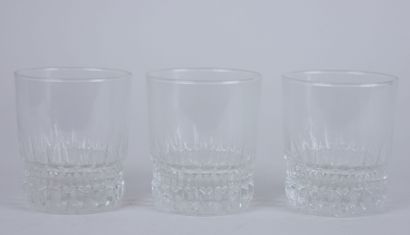 null Lot de verrerie en cristal taillé à décor de croisillons comprenant : 

7 verres...