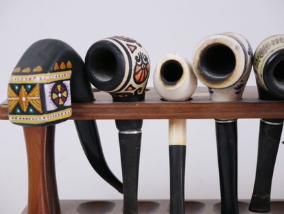null Set of 15 porcelain pipes with polychrome decoration, carved wood, bone and...