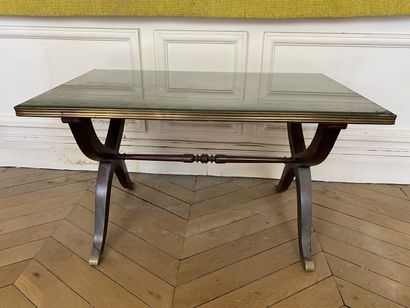 null Table basse en bois stratifié de forme rectangulaire reposant sur un piétement...