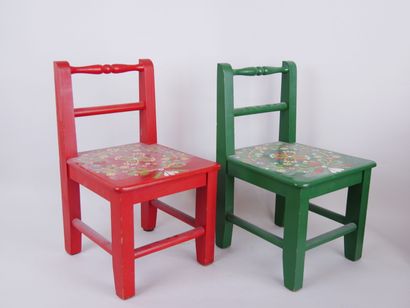 null Deux petites chaises d'enfant en bois peint à décor de guirlandes de fleurs,...