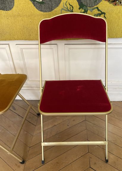 null Suite of 10 folding chairs in gilded metal trimmed with mordant or red velvet....