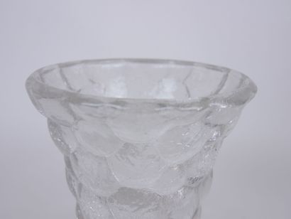 null Pierre D'AVESN (1901 - 1990) Made in France 

Vase in cracked glass of conical...