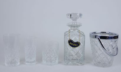 null Lot de verrerie en cristal taillé à décor de croisillons comprenant : 

7 verres...
