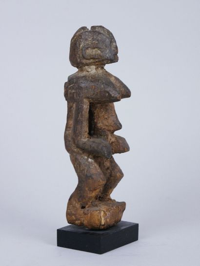 null TURKA (Burkina Faso) 

Statuette portant un enfant dans son dos. Patine brune,...