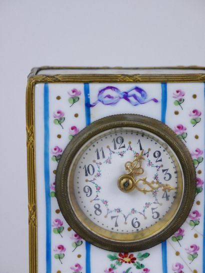 null Porcelain desk clock with polychrome decoration of a semi of roses.

Circa 1900.

(Cracks).

H...