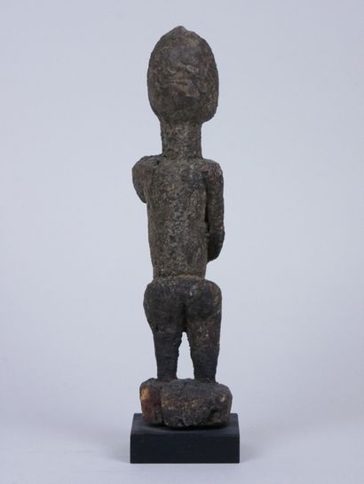 null DOGON (Mali) 

Statuette à patine crouteuse. Manque ancien du bras gauche.

Hauteur :...