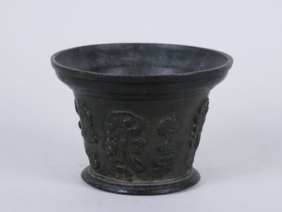 null Mortar in bronze with a shaded brown patina, decorated with the profile of Julius...