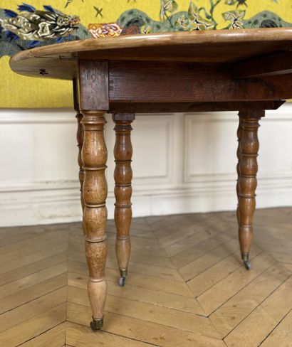 null Round table with shutters in walnut, resting on six ringed feet.

19th century.

(Some...