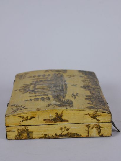 null Wooden box with curved lid decorated in arte povera.

Period XVIIIth century.

(Interior...