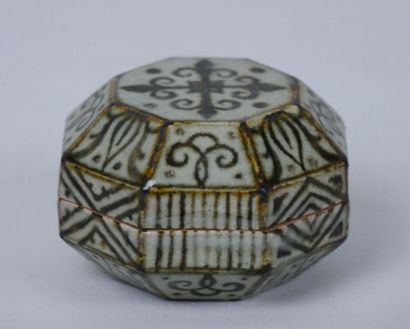 null JAPON ou COREE. Travail moderne. 

Lot de 6 pièces en porcelaine et grés émaillé...