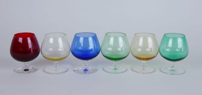 null Lot of glassware in molded glass including : 

11 whiskey glasses. Dimensions...