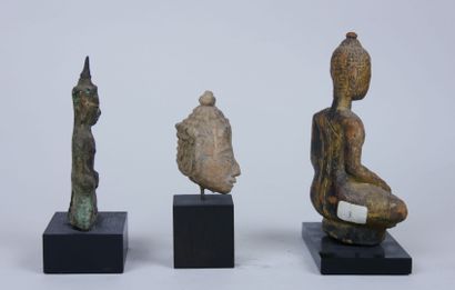 null ASIE 

Lot comprenant : 

- Un bodhisattva en bronze à patine verte nuancée

-...