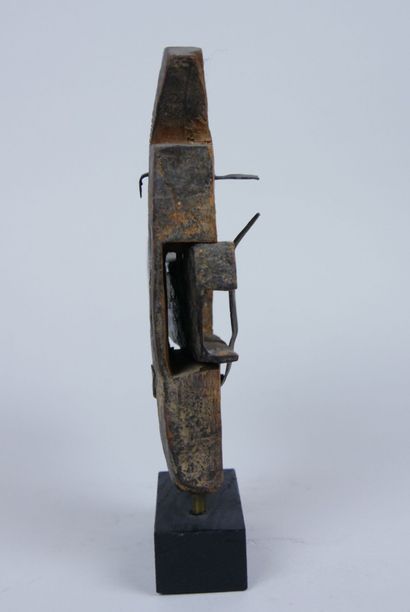 null DOGON (Mali) 

Petite serrure de grenier avec clef. Bois à patine brune, petites...