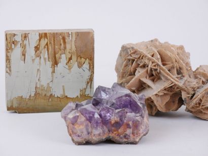 null Lot of minerals including amethyst geode, sand roses, flints 

Different sizes.



The...